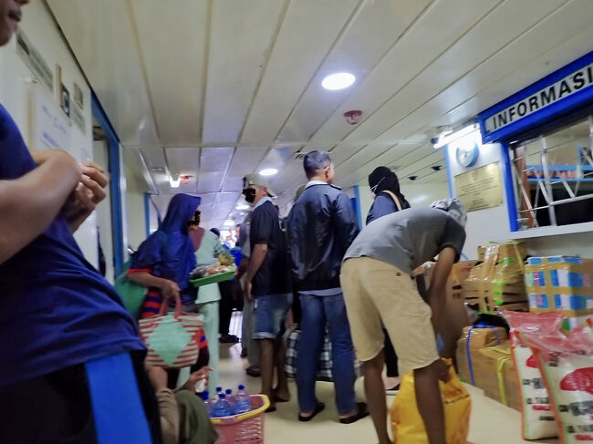 フェリーの人達は、荷物を纏めて、