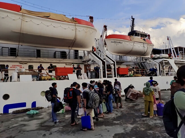 バンダ島の港に上陸します。