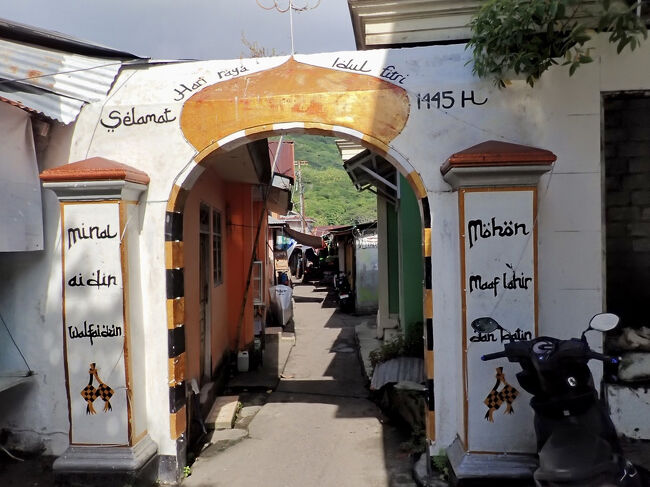 バンダ島の町中を通って、