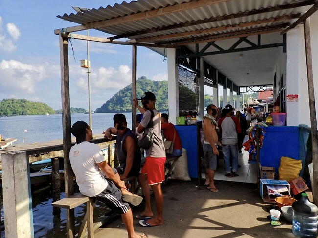 フェリーの港から200mぐらいの所にある小さな港に行きます。