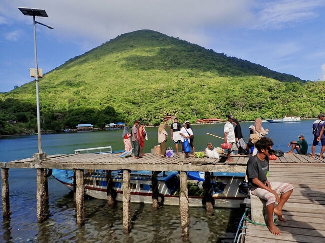 ここから、バンダ島の周りの小さな島々に行くボートが出ます。