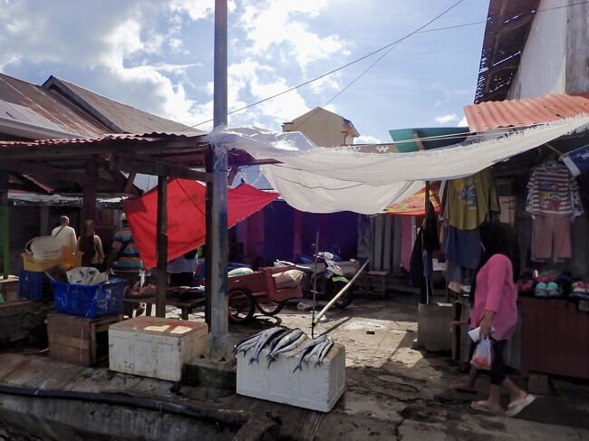 どうやら、ハッタ島に行くボートは昼の12時ぐらいに出る様です。<br />港の周りで船を待ちます。