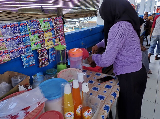 インドネシアのかき氷、エス・チャンプルを頼みます。<br />5kルピア(キャッシュ50円)