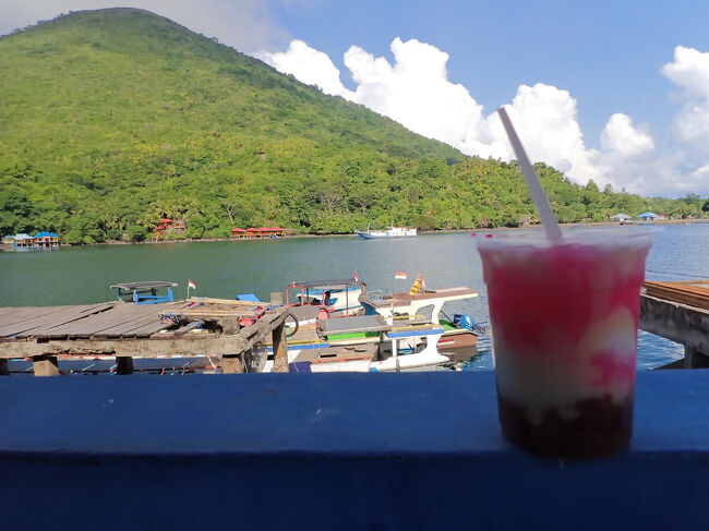 エス・チャンプルは赤いシロップに練乳とゼリーが入った甘いかき氷です。<br />イチゴミルクにグミの様なクニャクニャとした具が入って美味しいです。