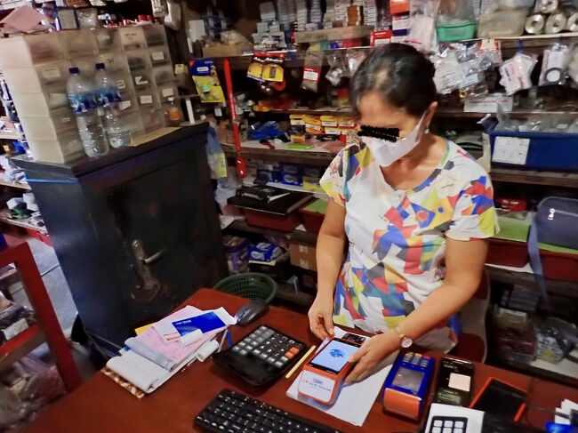 手数料120kルピア(キャッシュ1200円)を払って、<br />カードから3,000kルピア(カード30000円)を引き出しました。<br />この様に小さな所では、商店が銀行になったりしています。