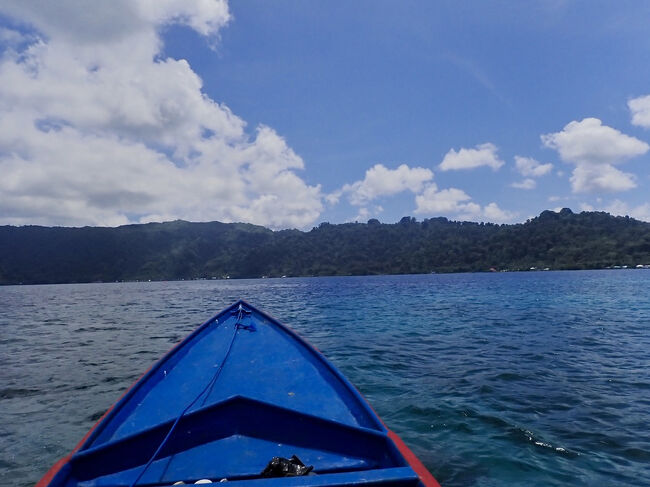 ハッタ島まで1時間、ボートを走らせます。