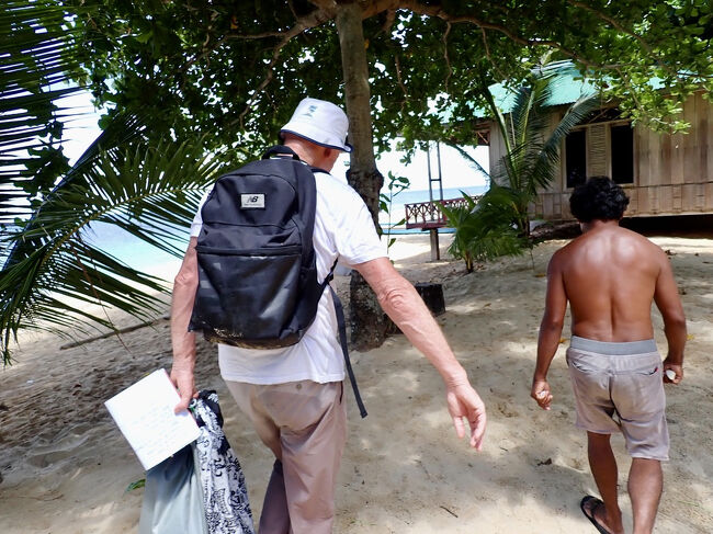 浜に並んだ観光客用のバンガローの一つに泊まります。