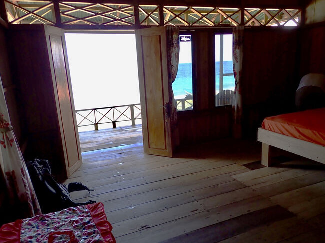 同じボートのニュージーランド人と一緒のバンガローに泊まりました。