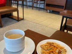 伊丹空港のラウンジで一息。