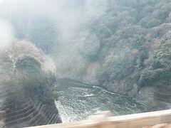 ダムから流れてます。