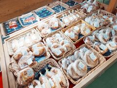 売店では手作りパンとか売ってた。