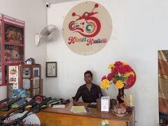 最初に借りたバイクは左ブレーキの遊びが大きくて効きも悪い、反対に右ブレーキは効きが良すぎてタイヤがすぐにロックするほど。
バランスが悪すぎて、プレアヴィヒアでは急坂が怖くてバイタクを利用しました。
そこで馴染みのレンタルバイク屋へ。
なんかお店のロゴがあったり、クレカ対応できたりとかなり進化してました。