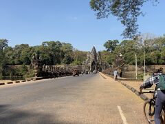 ご飯食べたかったが、時間がもったいないのでアンコール遺跡へ。
途中で宿泊予定のホテルに荷物を置いてきました。
昨年はアンコールトムには入らなかったので、2年ぶりの南大門です。