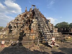 コーケーもそうだが、ピラミッド型は結構淡泊なので、一番上まで淡々と登ってきました。
中央祠堂部分は立ち入り禁止。
ここまであまり見どころないなぁ。