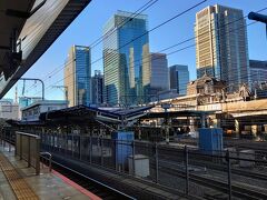 ビューーン！旅のスタートは東京駅ですが、天気は良いですね(^^)

日本海側の空模様はどうでしょうかね？

２０番線ホームから丸の内側を撮影…