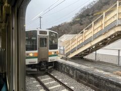小野上駅で列車交換。