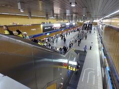 MRTに乗り台北駅を通り越して市政府駅で下車をした。
