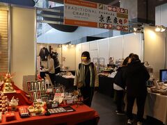 チェックアウトしたホテルに荷物を預けているので、取りに戻ります。途中の京都駅構内で京の伝統工芸品「京匠展」という展示販売をしていました。これは見る価値がありそうだなと思い、少し立ち寄りました。