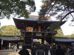 1月5日は明治神宮へオットと初詣へ。人は多いけど、写真の門をくぐるまではスムーズ。参拝するのには並びましたが。。毎年撮っている干支の絵馬。