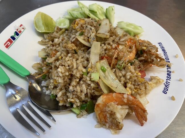 オートーコー市場で列車が出る夕方まで時間を潰します<br />すごい繁盛していた飲食店があったので、<br />そちらでエビ炒飯を注文　　80B<br />本当に美味しかったです。<br />美味しすぎて足りませんでした。