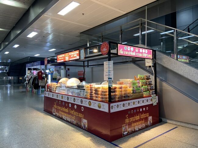 クルンテープアピヤート駅の構内です<br />お店やスタンドがあって<br />色んなものが売ってます<br />値段はちょい高めですね<br /><br />ばばあは列車出発の1時間前には到着してました