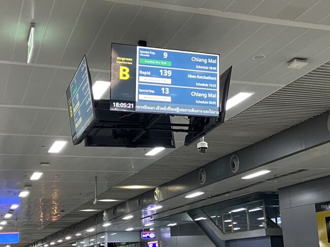 18:40出発のチェンマイ行きに乗ります<br />電光掲示板を注意して見ておかなやわ
