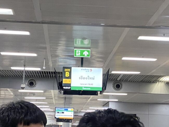 18:15には改札に並んでいたんですが<br />みなさん、QRコードの読み取りが<br />なかなかうまく行かないようで<br /><br />列が全く進みません