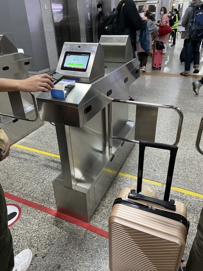 改札は２つだけ<br />人気のあるチェンマイ行きの寝台列車なんで<br />ほぼ満員では？<br /><br />改札を増やしてくれんと既に18:30<br />急がないと・・・。