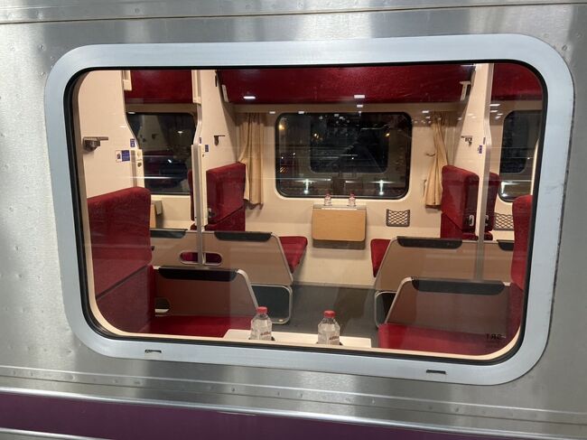 ただ、ばばあの乗る13号車は一番端<br /><br />こちとら、準富裕層様だぞ！（実は早めに席を確保できただけ）<br />どれだけ歩かせるのさ！！<br /><br />でかいスーツケースを引きずりながら<br />歩いても歩いても<br />まだ13号車は見えない