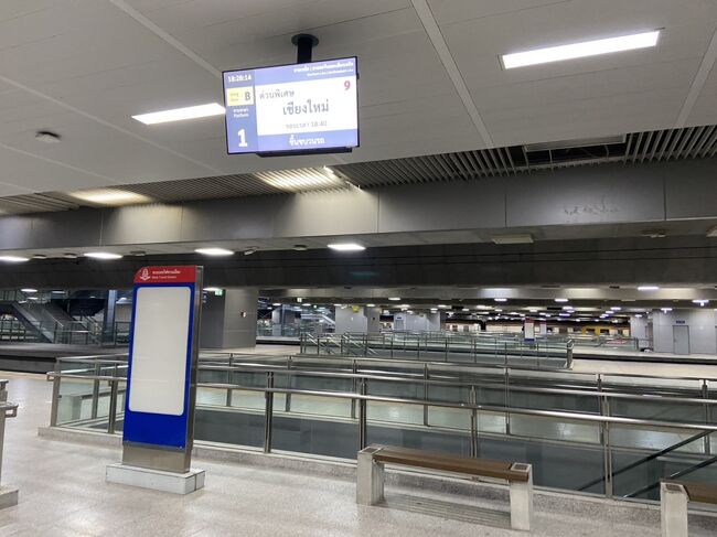 改札を通り抜け、エスカレーターを上がり、やっとホームに出ました<br /><br />出来たばかりの駅なので<br />プラットホームも綺麗ですね