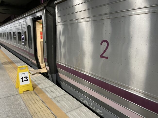 やっと、やっとです・・・。<br />やっと13号車に着きました<br /><br />もう、18:37<br />出発まで3分やないか！！