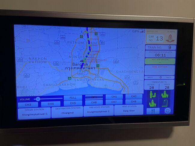 列車は結構揺れます<br />無理して食べていたら、多分酔っていたと思われます<br /><br />電車で酔うってなかなかないけどね<br />一応、酔い止めも持参しております<br /><br />ばばあのスーツケースは一番大きなサイズですが<br />寝台の椅子の下にすっぽり入れることができるので<br />下段の方のご迷惑にはなりません<br /><br />画像は現在地や次の停車駅がわかるモニターです<br /><br />下段は人気があるので<br />ばばあは上段しかとれませんでした<br /><br />