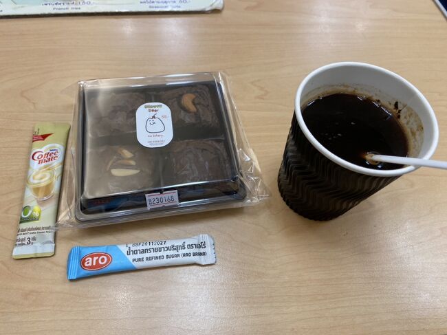 ばばば、食堂車でコーヒーを頼んでみました<br /><br />値段を聞いていればよかったものを・・。<br /><br />コーヒーと一緒に<br />何故か、ブラウニーも出てきて<br />130バーツですって。<br /><br />いやいや、タイで600円ですと？<br />そんな高いならブラウニー要らんよ<br />コーヒーだけでいい<br />って返したのだが<br />「これはセットだから」って返却させてもらえません<br /><br />くそー。やりやがったな<br /><br />しかも、コーヒーはなんかドロドロで濃いだけで<br />ちっとも美味しくない<br /><br />ブラウニーも甘過ぎでおまけに<br />ガリガリのパサパサ<br />気分が萎えそうな味でした<br /><br />端っこを少しかじって廃棄しました<br /><br />ばばあは既に十分、脂肪を蓄えておる<br />不味いもの食べて太るような余裕はない<br />