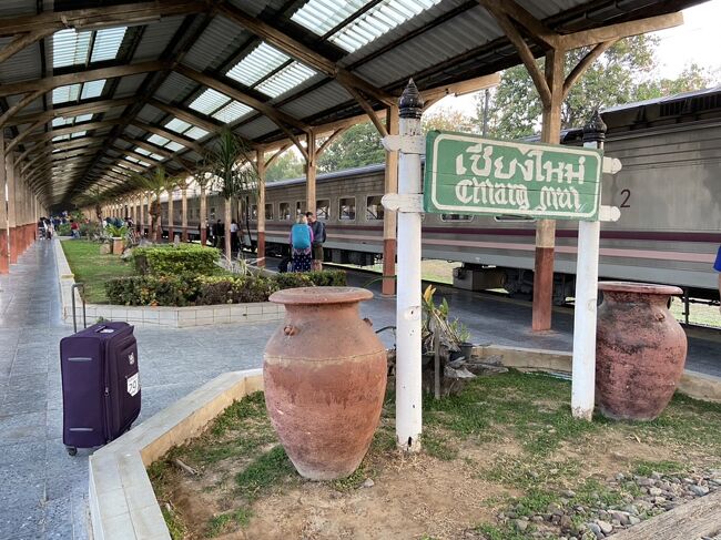 チェンマイ駅到着の10分くらい前<br />物売り専用の駅員さんが来て<br />コーヒーとブラウニー、オレンジジュースをばばあに押し付け<br />「はい250Bね」<br /><br />「おいおい、要らんし」<br />って言うばばあ<br /><br />押し問答が始まった<br /><br />頼んだ覚えないし・・。<br />しかも値段確認したら、<br />コーヒー＆ブラウニー130B　オレンジジュース55B　だと。<br />合計185Bでよくない？（いや、本当は要らんのだがね）<br />65B過大請求だよね。チップか？配達料か？<br /><br />タイ国鉄職員が詐欺るって何？<br />ばばあが文句垂れてたら、下段の方が<br />ばばあの分まで払おうとしてくださって<br />それは申し訳なくて結局250B払ったけどさ<br /><br />なんなん？やり方が汚いぞ！<br />皆さんは同じ目に遭わないよう気を付けてくださいね<br /><br />因みに、帰りはタイの方が同室だったせいか<br />押し売りもありませんでした<br /><br />タイの方はブラウニーを押し付けられるわけではなく<br />コーヒーだけを買ってました<br /><br />外国人だと思って舐めた事してたらいかんよ。まったくもう<br /><br />ええと、一等寝台は案の定<br />チェンマイ駅でも改札から一番遠かったです<br />画像でも遠いでしょ？<br />改札が見えないでしょ？<br />本当に歩かせるんですよ<br />準富裕層様を。<br />