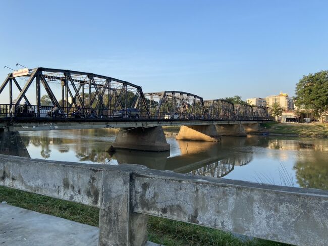 250Bぼられたことを引きずり<br />ばばあはホテルまで歩くことにした<br /><br />朝07:00くらいだし<br />涼しいからできることです<br /><br />朝のピン川は気持ちいいですね<br />Loi Kroh RDです　小さな橋です<br />（チェンマイ駅から歩いて20分くらいです）<br /><br />ココからコンドミニアムまで<br />さらに800メートルくらい歩きます<br /><br /><br />