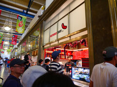 Bratwurst Shop & Co「マーケットブルスト」
有名なホットドック屋さん