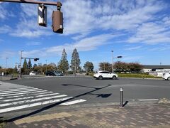 交差点の向こうにやっと湖が見えてきました。交差点を渡っても距離がありそうで湖に近づけるかわからなかったのでここまで。近くにはジョギングを楽しんでいる方もちょくちょく見かけました。ここは住宅地でもあるのですね。