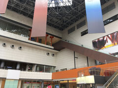 地下通路からエスカレーターを上がり、西口にある東京芸術劇場の1Fに出ました。
