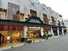 まずはなんばグランド花月の方へ。
花月の前で芸人の名前を確認したり楽しみました。