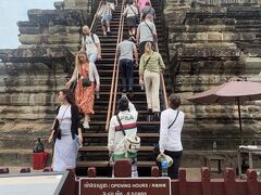 今回訪れたのは、アンコール遺跡の閉園時間が午後6時半に延長されていたので、第3回廊からサンセット見学できたときのベスポジ探しのため。
でも対策済みで第3回廊は午後5時で終了。
さすがに並んで待つのは好きではないから、今回はパスすることに。