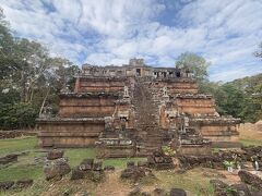 前日はパブーオン見学で終えたので、王宮を散策。
2009年に来たときは上まで登れたが、現在は立ち入り禁止。
修繕作業に失敗したのかな？
自称5千年の歴史をもつあの国が担当したはずだが、まさか千年前のアンコール遺跡を修復できないなんて、そんなことはないアルヨ。