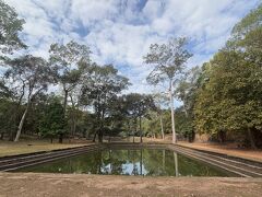 男池・女池を眺めながらライ王のテラスへ向かいます。
人も猿もいないから静かな自然公園を散策しているみたい。