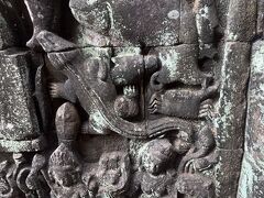 ライ王のテラスは100年前まで土砂で埋まっていたから、レリーフが綺麗に残っています。
お気に入りは魚やワニ、カニなどの水生生物。