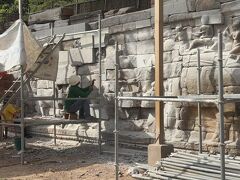 近くで見ると、石工職人がノミを使ってレリーフ彫っているみたい。
これって修復じゃなくて、新しく作り直しているってこと？
元々あった12世紀末の象のレリーフはどこにいったの？