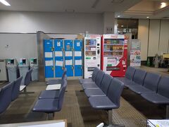 今夜11時に出港です。
【中川運輸（株） フェリーとしま受付】へ夜9時半頃に行きました。一応、フェリーは事前にネット予約しておきましたが、、、予約無しでも余裕で乗れると思います