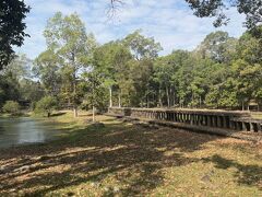 バイクの置いてあるバイヨンに戻る途中でパブーオンに寄り道。
前日パブーオンには登っているので、空中参道を眺めるだけ。
できることなら大雨で周囲が水没している状態で空中参道を歩いてみたい。
でもそんな状況だと、多分アンコールトムまで辿り着けないだろう、