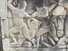 まだランチまで時間があるし、前日は早めに休んだおかげで足の調子がだいぶいい。
バイヨンの第二回廊には登れないが、第一回廊のレリーフを見学。
戦闘場面だが、跪いた人の頭を左右から抱えるような構図だけど理解不能。