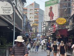 パヤタイからBTSでアソークへ、ソイカを経由して今夜の宿へ。
日没前のソイカは初めて。
美味しそうなお弁当屋台があったり、ちょっといつもと違った雰囲気。