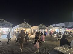 いつもは帰国する直前だが、ちょっと時間があったのでビッグCへ買い物に来たらジョッドフェアーズナイトマーケットがありました。
どうやら移転してきたみたい。
でも碁盤の目のように店舗設営されているから夜市の雰囲気がなく、もはやショッピングモールのよう。