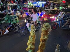 すきっ腹に焼き鳥２本(40B)。
お釣りで小銭も獲得できたからバーホッピングへ。